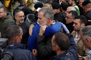 Decenas de personas recibieron este domingo con gritos de 'fuera' y con lanzamiento de barro a la comitiva de los reyes de España, el presidente del Gobierno, Pedro Sánchez, y el presidente regional de Valencia, Carlos Mazón, durante su visita a la localidad de Paiporta, epicentro del temporal que azotó el pasado martes a la provincia de Valencia, en la costa mediterránea.

Cientos de voluntarios y vecinos interrumpieron las tareas de limpieza de las calles y sótanos al ver llegar a la comitiva con repetidos gritos de 'fuera, fuera' y el lanzamiento de barro y lodo, que alcanzó a los reyes y al resto de autoridades, en un pueblo que sufrió la pérdida de al menos 62 personas por las inundaciones.