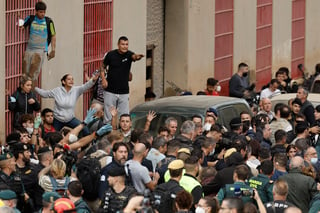 Decenas de personas recibieron este domingo con gritos de 'fuera' y con lanzamiento de barro a la comitiva de los reyes de España, el presidente del Gobierno, Pedro Sánchez, y el presidente regional de Valencia, Carlos Mazón, durante su visita a la localidad de Paiporta, epicentro del temporal que azotó el pasado martes a la provincia de Valencia, en la costa mediterránea.

Cientos de voluntarios y vecinos interrumpieron las tareas de limpieza de las calles y sótanos al ver llegar a la comitiva con repetidos gritos de 'fuera, fuera' y el lanzamiento de barro y lodo, que alcanzó a los reyes y al resto de autoridades, en un pueblo que sufrió la pérdida de al menos 62 personas por las inundaciones.