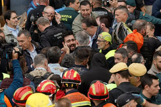 Decenas de personas recibieron este domingo con gritos de 'fuera' y con lanzamiento de barro a la comitiva de los reyes de España, el presidente del Gobierno, Pedro Sánchez, y el presidente regional de Valencia, Carlos Mazón, durante su visita a la localidad de Paiporta, epicentro del temporal que azotó el pasado martes a la provincia de Valencia, en la costa mediterránea.

Cientos de voluntarios y vecinos interrumpieron las tareas de limpieza de las calles y sótanos al ver llegar a la comitiva con repetidos gritos de 'fuera, fuera' y el lanzamiento de barro y lodo, que alcanzó a los reyes y al resto de autoridades, en un pueblo que sufrió la pérdida de al menos 62 personas por las inundaciones.