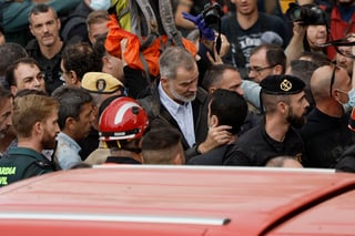 Decenas de personas recibieron este domingo con gritos de 'fuera' y con lanzamiento de barro a la comitiva de los reyes de España, el presidente del Gobierno, Pedro Sánchez, y el presidente regional de Valencia, Carlos Mazón, durante su visita a la localidad de Paiporta, epicentro del temporal que azotó el pasado martes a la provincia de Valencia, en la costa mediterránea.

Cientos de voluntarios y vecinos interrumpieron las tareas de limpieza de las calles y sótanos al ver llegar a la comitiva con repetidos gritos de 'fuera, fuera' y el lanzamiento de barro y lodo, que alcanzó a los reyes y al resto de autoridades, en un pueblo que sufrió la pérdida de al menos 62 personas por las inundaciones.