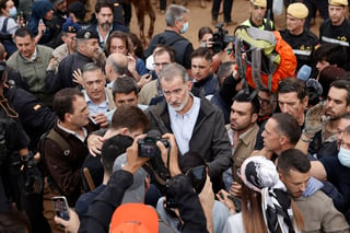 Decenas de personas recibieron este domingo con gritos de 'fuera' y con lanzamiento de barro a la comitiva de los reyes de España, el presidente del Gobierno, Pedro Sánchez, y el presidente regional de Valencia, Carlos Mazón, durante su visita a la localidad de Paiporta, epicentro del temporal que azotó el pasado martes a la provincia de Valencia, en la costa mediterránea.

Cientos de voluntarios y vecinos interrumpieron las tareas de limpieza de las calles y sótanos al ver llegar a la comitiva con repetidos gritos de 'fuera, fuera' y el lanzamiento de barro y lodo, que alcanzó a los reyes y al resto de autoridades, en un pueblo que sufrió la pérdida de al menos 62 personas por las inundaciones.