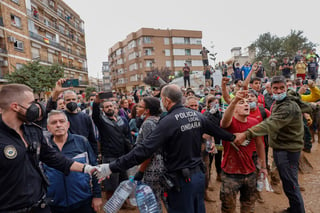 Reciben con gritos y lodo a comitiva de los reyes de España en zona afectada por temporal