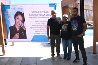 A 20 años de la desaparición de Silvia Stephanie Sánchez Viesca Ortiz, sus padres Silvia y Óscar, desde temprana hora de este 5 de noviembre, comenzaron a subir en sus redes sociales, videos de familiares y amigos de “Fanny” para terminar con esos rumores como el que “se fue de novia de un capo” y otros tantos. A dos décadas, los avances han sido casi nulos por lo que piden a Dios fuerzas para seguir hasta encontrarla.