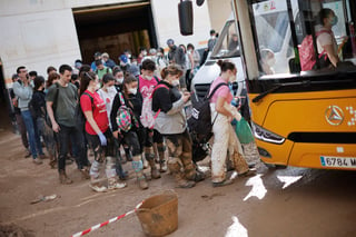 Voluntarios apoyan Valencia tras la Dana