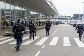 Los hinchas del club de fútbol israelí Maccabi Tel Aviv se enfrentaron en varias ocasiones a manifestantes contra la guerra en Gaza en diferentes puntos de Ámsterdam, atacaron a un taxista y arrancaron una bandera palestina la víspera del partido contra el Ajax, informaron este viernes medios locales.