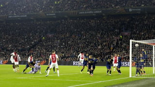 Los hinchas del club de fútbol israelí Maccabi Tel Aviv se enfrentaron en varias ocasiones a manifestantes contra la guerra en Gaza en diferentes puntos de Ámsterdam, atacaron a un taxista y arrancaron una bandera palestina la víspera del partido contra el Ajax, informaron este viernes medios locales.