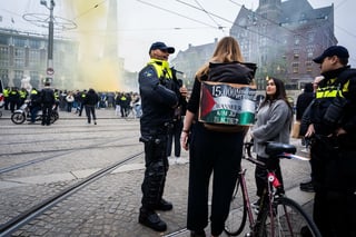 Hinchas israelíes se enfrentan con manifestantes en Ámsterdam