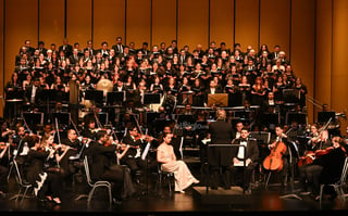 Las partituras del compositor alemán Carl Orff cobraron sonido durante la noche de este viernes en el Teatro Nazas, debido a la presentación de la cantata escénica Carmina Burana (1936), por parte de la Camerata de Coahuila.