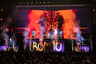 Los integrantes de Bronco, vaya que dejaron huella en la región gracias al concierto que ofrecieron anoche en el Coliseo Centenario.

El grupo puso a cantar y a bailar a miles de laguneros, evocando recuerdos con tantos y tantos temas que fueron éxitos ochenteros y noventeros.