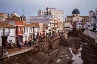 Las autoridades españolas elevaron este domingo el número provisional de víctimas morales confirmadas a causa de las fuertes lluvias torrenciales que devastaron principalmente la provincia mediterránea de Valencia, donde los muertos son 214.

Además, 36.803 tuvieron que ser rescatadas de situaciones de peligro, 82 de ellas en las últimas horas, según la última actualización de datos oficiales sobre los efectos de la gran riada y las graves inundaciones a su paso del 29 de octubre.