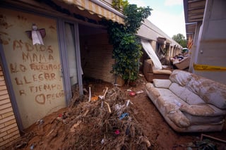 Las autoridades españolas elevaron este domingo el número provisional de víctimas morales confirmadas a causa de las fuertes lluvias torrenciales que devastaron principalmente la provincia mediterránea de Valencia, donde los muertos son 214.

Además, 36.803 tuvieron que ser rescatadas de situaciones de peligro, 82 de ellas en las últimas horas, según la última actualización de datos oficiales sobre los efectos de la gran riada y las graves inundaciones a su paso del 29 de octubre.