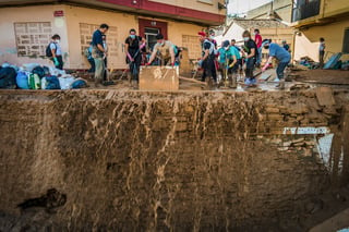 Las autoridades españolas elevaron este domingo el número provisional de víctimas morales confirmadas a causa de las fuertes lluvias torrenciales que devastaron principalmente la provincia mediterránea de Valencia, donde los muertos son 214.

Además, 36.803 tuvieron que ser rescatadas de situaciones de peligro, 82 de ellas en las últimas horas, según la última actualización de datos oficiales sobre los efectos de la gran riada y las graves inundaciones a su paso del 29 de octubre.