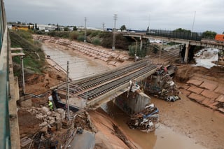 Miles de personas desalojadas, clases y transportes suspendidos, casas y calles inundadas y hasta una tromba marina son algunos efectos del nuevo temporal que sacude España y que mantiene en alerta roja (riesgo extremo) a las provincias de Tarragona y Málaga, tras las inundaciones de hace unos días con más de 220 muertos.

Las lluvias podrán dejar hoy en Málaga, al sureste, y Tarragona, al nordeste, ambas en el Mediterráneo español, acumulaciones torrenciales de 120 a 180 litros por metro cuadrado en 12 horas. También hay alerta naranja (riesgo importante) en la provincia de Valencia (zona cero del anterior temporal) y Granada, según la Agencia Estatal de Meteorología (Aemet).