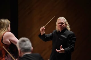 Las cuerdas se escuchan ensayar desde las entrañas del Teatro Morelos. Falta una hora para la inauguración de la trigésima sexta edición del Festival Internacional de Música de Morelia Miguel Bernal Jiménez (FIM).

La organización ha preparado una rueda de prensa con Conrad van Alphen, director y fundador de la Sinfonia Rotterdam (considerada de las orquestas más importantes de Países Bajos), y la violinista canadiense Lara St. John, en un pequeño foro instalado detrás del escenario. Son dos de los más de 700 artistas de 13 países que tendrá el festival.