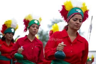 Las calles de Torreón se vistieron de color y el sonido de los cascabeles de las nahuillas, se hicieron escuchar, con el caminar de los danzantes que recorrieron este domingo, el camino que habrán de tomar los peregrinos guadalupanos en esta nueva temporada.

Antes de salir, se reunieron en la Alameda Zaragoza decenas de grupos para recibir la bendición de manos del párroco René Pérez Díaz, quien les recordó a cada uno de ellos que también son devotos guadalupanos, “hoy les pedimos a Dios por usted, por su expresión religiosa pero también para que acompañe su caminar”, para después darles su bendición.