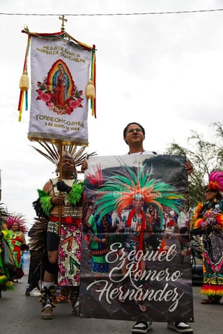 Las calles de Torreón se vistieron de color y el sonido de los cascabeles de las nahuillas, se hicieron escuchar, con el caminar de los danzantes que recorrieron este domingo, el camino que habrán de tomar los peregrinos guadalupanos en esta nueva temporada.

Antes de salir, se reunieron en la Alameda Zaragoza decenas de grupos para recibir la bendición de manos del párroco René Pérez Díaz, quien les recordó a cada uno de ellos que también son devotos guadalupanos, “hoy les pedimos a Dios por usted, por su expresión religiosa pero también para que acompañe su caminar”, para después darles su bendición.