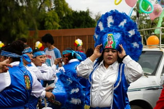 Las calles de Torreón se vistieron de color y el sonido de los cascabeles de las nahuillas, se hicieron escuchar, con el caminar de los danzantes que recorrieron este domingo, el camino que habrán de tomar los peregrinos guadalupanos en esta nueva temporada.

Antes de salir, se reunieron en la Alameda Zaragoza decenas de grupos para recibir la bendición de manos del párroco René Pérez Díaz, quien les recordó a cada uno de ellos que también son devotos guadalupanos, “hoy les pedimos a Dios por usted, por su expresión religiosa pero también para que acompañe su caminar”, para después darles su bendición.