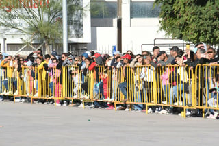 Por el 114 aniversario de la Revolución Mexicana, se lleva a cabo el tradicional desfile cívico militar en Torreón, con la participación de instituciones educativas, corporaciones de seguridad y cuerpos de rescate, entre otros.