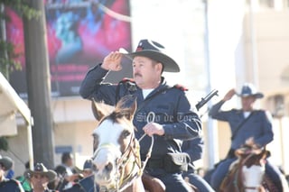 Por el 114 aniversario de la Revolución Mexicana, se lleva a cabo el tradicional desfile cívico militar en Torreón, con la participación de instituciones educativas, corporaciones de seguridad y cuerpos de rescate, entre otros.