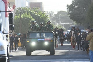 Por el 114 aniversario de la Revolución Mexicana, se lleva a cabo el tradicional desfile cívico militar en Torreón, con la participación de instituciones educativas, corporaciones de seguridad y cuerpos de rescate, entre otros.