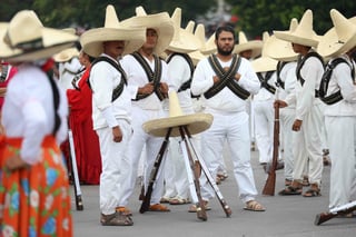 Cerca de tres mil elementos del Ejército, Fuerza Aérea, Guardia Nacional y de la Marina desfilan este miércoles en el Centro Histórico de la capital del país con motivo del 114 aniversario de la Revolución Mexicana.

Se trata del primer acto cívico militar que encabeza la presidenta Claudia Sheinbaum Pardo, en compañía de su gabinete legal y ampliado.