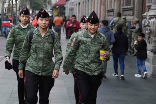 Cerca de tres mil elementos del Ejército, Fuerza Aérea, Guardia Nacional y de la Marina desfilan este miércoles en el Centro Histórico de la capital del país con motivo del 114 aniversario de la Revolución Mexicana.

Se trata del primer acto cívico militar que encabeza la presidenta Claudia Sheinbaum Pardo, en compañía de su gabinete legal y ampliado.