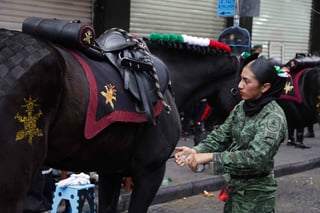 Cerca de tres mil elementos del Ejército, Fuerza Aérea, Guardia Nacional y de la Marina desfilan este miércoles en el Centro Histórico de la capital del país con motivo del 114 aniversario de la Revolución Mexicana.

Se trata del primer acto cívico militar que encabeza la presidenta Claudia Sheinbaum Pardo, en compañía de su gabinete legal y ampliado.