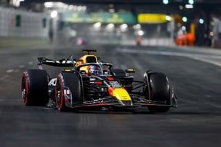 El neerlandés Max Verstappen (Red Bull) se proclamó este domingo tetracampeón del mundo de Fórmula Uno en el GP de Las Vegas, una carrera que acabó quinto y en la que el británico George Russell (Mercedes) logró la tercera victoria de su carrera, al acabar por delante de su compañero Lewis Hamilton y el español Carlos Sainz (Ferrari), tercero.