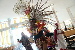 Con la participación de cientos de danzantes de todas las corrientes, se llevó a cabo el Quinto Festival de Danzas en el marco de los festejos de Cristo Rey en el Santuario del mismo nombre.

Desde la noche anterior, los cocineros tradicionales se reunieron en el estacionamiento del santuario para preparar el desayuno que se ofrecería a los participantes.

Rosario Pedraza, de Moorelear, que se encargó de la organización en coordinación con la rectoría del Santuario, dijo que por la mañana se les ofreció un pozole y fruta a los danzantes.