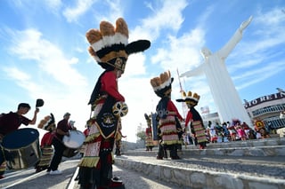 Con la participación de cientos de danzantes de todas las corrientes, se llevó a cabo el Quinto Festival de Danzas en el marco de los festejos de Cristo Rey en el Santuario del mismo nombre.

Desde la noche anterior, los cocineros tradicionales se reunieron en el estacionamiento del santuario para preparar el desayuno que se ofrecería a los participantes.

Rosario Pedraza, de Moorelear, que se encargó de la organización en coordinación con la rectoría del Santuario, dijo que por la mañana se les ofreció un pozole y fruta a los danzantes.