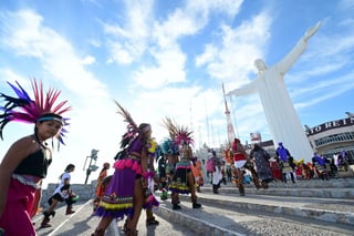 Con la participación de cientos de danzantes de todas las corrientes, se llevó a cabo el Quinto Festival de Danzas en el marco de los festejos de Cristo Rey en el Santuario del mismo nombre.

Desde la noche anterior, los cocineros tradicionales se reunieron en el estacionamiento del santuario para preparar el desayuno que se ofrecería a los participantes.

Rosario Pedraza, de Moorelear, que se encargó de la organización en coordinación con la rectoría del Santuario, dijo que por la mañana se les ofreció un pozole y fruta a los danzantes.