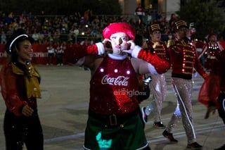 Caravana Coca Cola ilumina la Plaza Mayor de Torreón