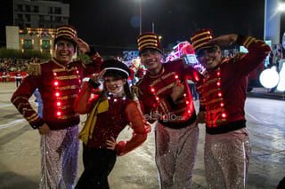 Caravana Coca Cola ilumina la Plaza Mayor de Torreón