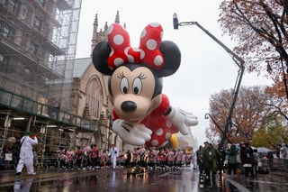 Pese a la lluvia y el frío, miles de transeúntes se conglomeraron en las calles de Nueva York durante este jueves 28 de noviembre para ser testigos del desfile de Macy's por el Día de Acción de Gracias con su edición 2024. 

Bailarines, coreógrafos y por supuesto, globos gigantes de famosos personajes, adornaron las calles de Nueva York, alegrando y divirtiendo a chicos y grandes.