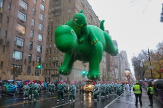 Pese a la lluvia y el frío, miles de transeúntes se conglomeraron en las calles de Nueva York durante este jueves 28 de noviembre para ser testigos del desfile de Macy's por el Día de Acción de Gracias con su edición 2024. 

Bailarines, coreógrafos y por supuesto, globos gigantes de famosos personajes, adornaron las calles de Nueva York, alegrando y divirtiendo a chicos y grandes.