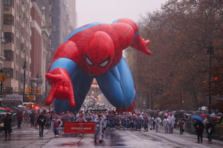 Pese a la lluvia y el frío, miles de transeúntes se conglomeraron en las calles de Nueva York durante este jueves 28 de noviembre para ser testigos del desfile de Macy's por el Día de Acción de Gracias con su edición 2024. 

Bailarines, coreógrafos y por supuesto, globos gigantes de famosos personajes, adornaron las calles de Nueva York, alegrando y divirtiendo a chicos y grandes.