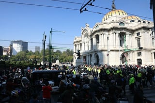 El último adiós a la diva mexicana Silvia Pinal en el Palacio de Bellas Artes realizado este sábado fue un asunto muy familiar, íntimo y emotivo, a pesar de tratarse de un homenaje nacional con la asistencia de cientos de admiradores.