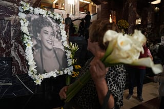 El último adiós a la diva mexicana Silvia Pinal en el Palacio de Bellas Artes realizado este sábado fue un asunto muy familiar, íntimo y emotivo, a pesar de tratarse de un homenaje nacional con la asistencia de cientos de admiradores.