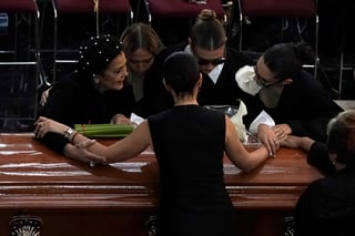 El último adiós a la diva mexicana Silvia Pinal en el Palacio de Bellas Artes realizado este sábado fue un asunto muy familiar, íntimo y emotivo, a pesar de tratarse de un homenaje nacional con la asistencia de cientos de admiradores.