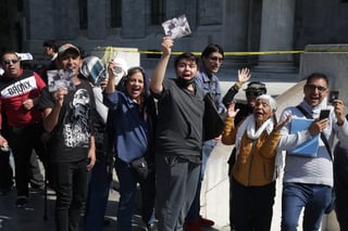 EUM20241130ESP13.JPG 
CIUDAD DE MÉXICO, Tribute/Homenaje-Silvia Pinal.- 30 de noviembre de 2024. Fans de la primera actriz Silvia Pinal, formados para entrar a darle el último adiós, en el homenaje realizado en Palacio de Bellas Artes. Foto: Agencia EL UNIVERSAL/Carlos Mejía/ARMM