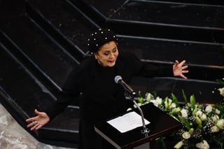 El último adiós a la diva mexicana Silvia Pinal en el Palacio de Bellas Artes realizado este sábado fue un asunto muy familiar, íntimo y emotivo, a pesar de tratarse de un homenaje nacional con la asistencia de cientos de admiradores.