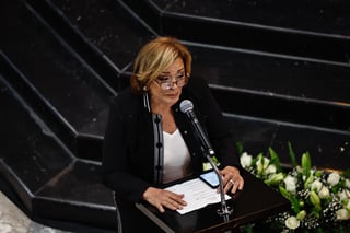 El último adiós a la diva mexicana Silvia Pinal en el Palacio de Bellas Artes realizado este sábado fue un asunto muy familiar, íntimo y emotivo, a pesar de tratarse de un homenaje nacional con la asistencia de cientos de admiradores.