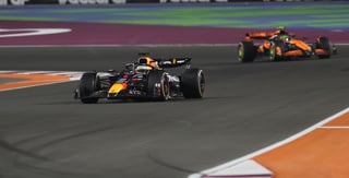 El neerlandés Max Verstappen (Red Bull) -que el pasado fin de semana se convirtió matemáticamente en cuádruple campeón del mundo- ganó este domingo, el Gran Premio de Qatar, el penúltimo del Mundial de Fórmula Uno, que se disputó en el circuito de Lusail, donde los españoles Carlos Sainz (Ferrari) y Fernando Alonso (Aston Martin) concluyeron sexto y séptimo, respectivamente.

Verstappen, de 29 años, logró su sexagésima tercera victoria en la F1 -la novena del año- al imponerse en la noche catarí por delante del monegasco Charles Leclerc (Ferrari) y del australiano Oscar Piastri (McLaren), que acabaron segundo y tercero, respectivamente.

Sainz y Alonso concluyeron sexto y séptimo, respectivamente, una carrera en la que abandonaron el argentino Franco Colapinto (Williams) -en la primera vuelta- y el mexicano Sergio Pérez (Red Bull), en el cuadragésimo de los 57 giros que se dieron este domingo a la pista de Lusail.