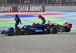 El neerlandés Max Verstappen (Red Bull) -que el pasado fin de semana se convirtió matemáticamente en cuádruple campeón del mundo- ganó este domingo, el Gran Premio de Qatar, el penúltimo del Mundial de Fórmula Uno, que se disputó en el circuito de Lusail, donde los españoles Carlos Sainz (Ferrari) y Fernando Alonso (Aston Martin) concluyeron sexto y séptimo, respectivamente.

Verstappen, de 29 años, logró su sexagésima tercera victoria en la F1 -la novena del año- al imponerse en la noche catarí por delante del monegasco Charles Leclerc (Ferrari) y del australiano Oscar Piastri (McLaren), que acabaron segundo y tercero, respectivamente.

Sainz y Alonso concluyeron sexto y séptimo, respectivamente, una carrera en la que abandonaron el argentino Franco Colapinto (Williams) -en la primera vuelta- y el mexicano Sergio Pérez (Red Bull), en el cuadragésimo de los 57 giros que se dieron este domingo a la pista de Lusail.