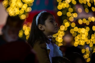 Las luces navideñas invadieron la Plaza Mayor de Torreón.