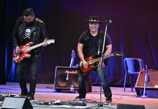 En el Teatro Isauro Martínez se presentó el concierto La culpa es de los 80s, a beneficio del Centro de Día para Migrantes “Jesús Torres”.