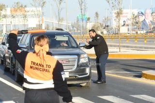 Al día siguiente de la inauguración de la obra del Giro Independencia las vialidades siguen tronadas. No ha mejorado la circulación principalmente en la lateral de Viñedos del Periférico del lado derecho específicamente en el Puente El Campesino.