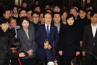 El presidente surcoreano, Yoon Suk-yeol, afirmó este martes que pondrá fin a la Ley Marcial una vez que se reúnan todos los miembros del Gobierno, informó la agencia surcoreana Yonhap.

Yoon realizó este anuncio en una comparecencia por televisión de madrugada, en la que dijo que las tropas que se ocupaban de garantizar la ley marcial se han retirado a sus cuarteles.

El presidente había decretado la ley marcial horas antes en un movimiento que causó conmoción en el país y que provocó las protestas de centenares de ciudadanos que se congregaron ante la Asamblea Nacional, el Parlamento del país en Seúl.