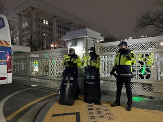 Seoul (Korea, Republic Of), 03/12/2024.- Police block the main gate of the National Assembly in Seoul right after South Korean President Yoon Suk Yeol declared martial law in Seoul, South Korea, 03 December 2024. South Korean President addressed the nation citing the need to root out pro-North Korean forces and uphold the constitutional order. (Corea del Sur, Seúl) EFE/EPA/YONHAP SOUTH KOREA OUT
