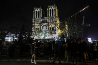 Los responsables de la reapertura de la catedral de Notre Dame reorganizaron este viernes sus planes y se realizará finalmente solo en el interior del templo debido a las condiciones meteorológicas desfavorables previstas.

'De común acuerdo entre la diócesis de París y la Presidencia de la República, toda la ceremonia tendrá lugar en el interior de la catedral de Notre Dame de París', detallaron esas dos instituciones en un comunicado conjunto.